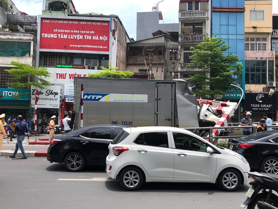 Rất may, tài xế xe tải chỉ bị thương nhẹ sau tai nạn.