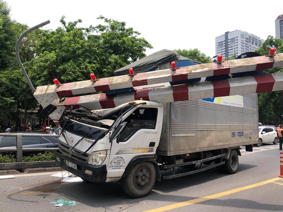Hiện trường ô tô tải tông gục cầu vượt Thái Hà, quận Đống Đa, TP Hà Nội.