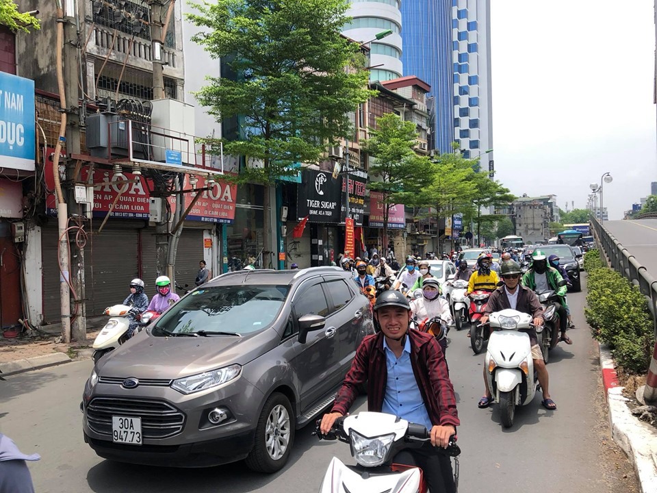 Lực lượng chức năng đã có mặt điều tiết giao thông.