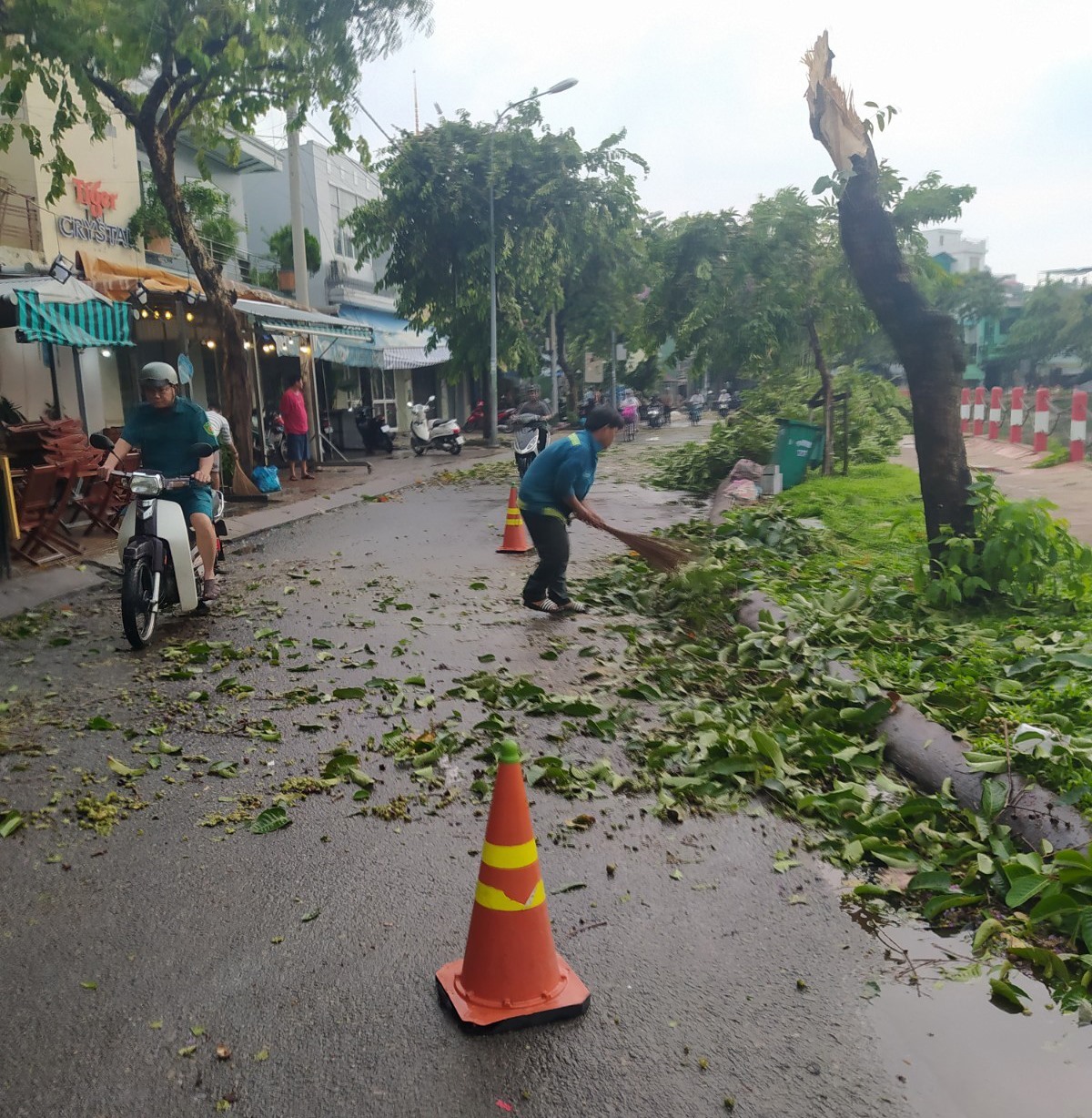 Lực lượng nhanh chóng có mặt ở hiện trường để khắc phục hậu quả. Ảnh: Tr.L