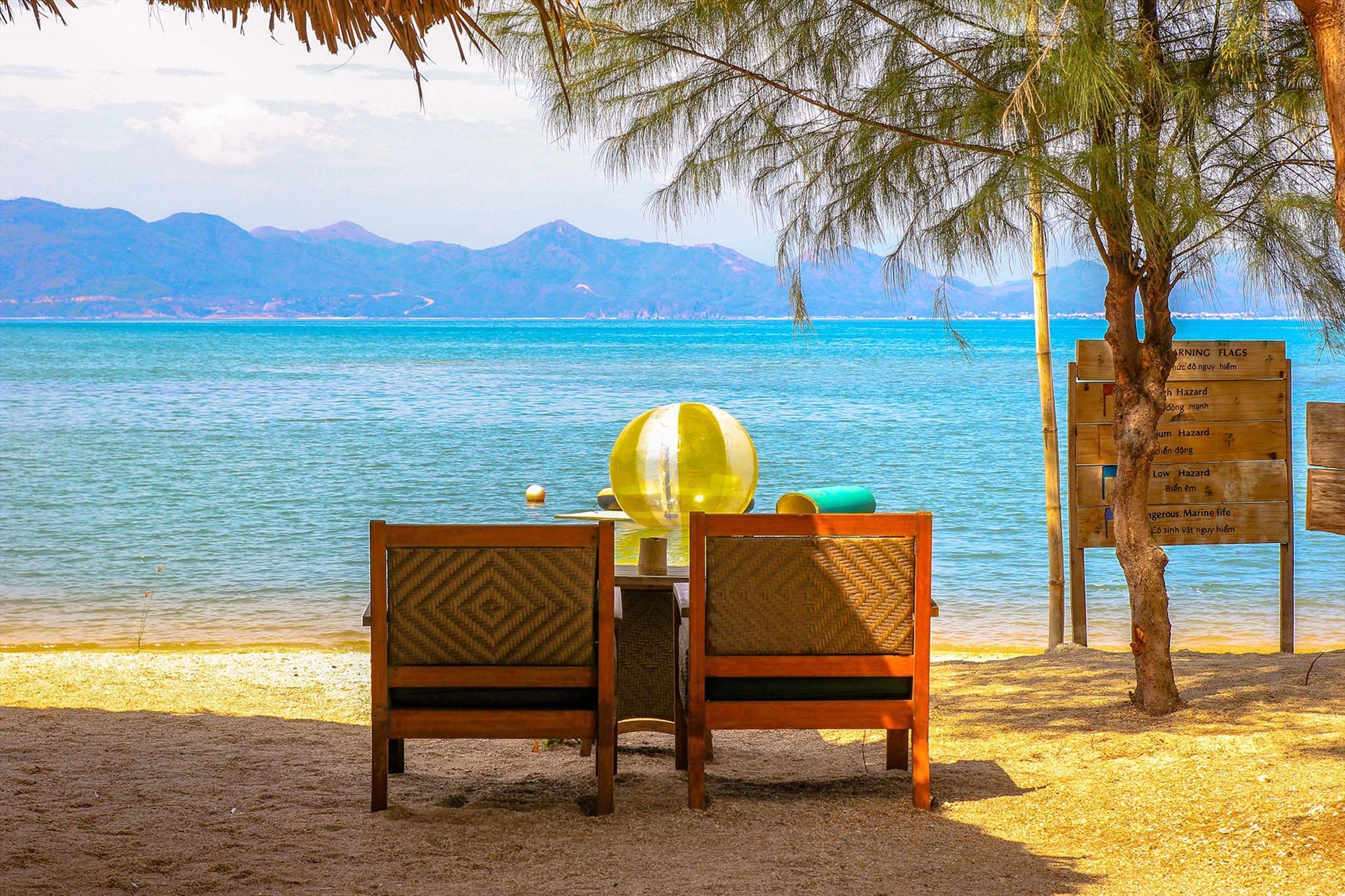 Nằm dọc theo vịnh biển Ninh Vân xinh đẹp, L'Alya là một resort cao cấp được bao bọc bởi khung cảnh đẹp như tranh. Ảnh: L'Alya.