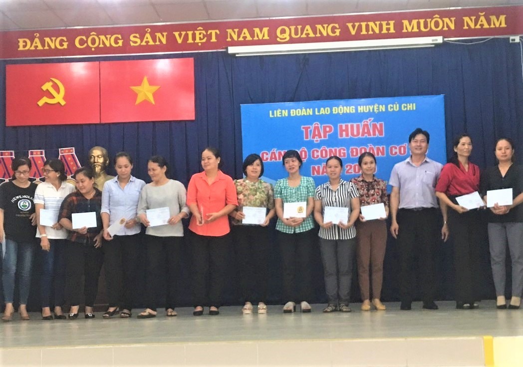Các cán bộ công đoàn nhận giáy chứng nhận hoàn thành lớp tập huấn. Ảnh Đức Long
