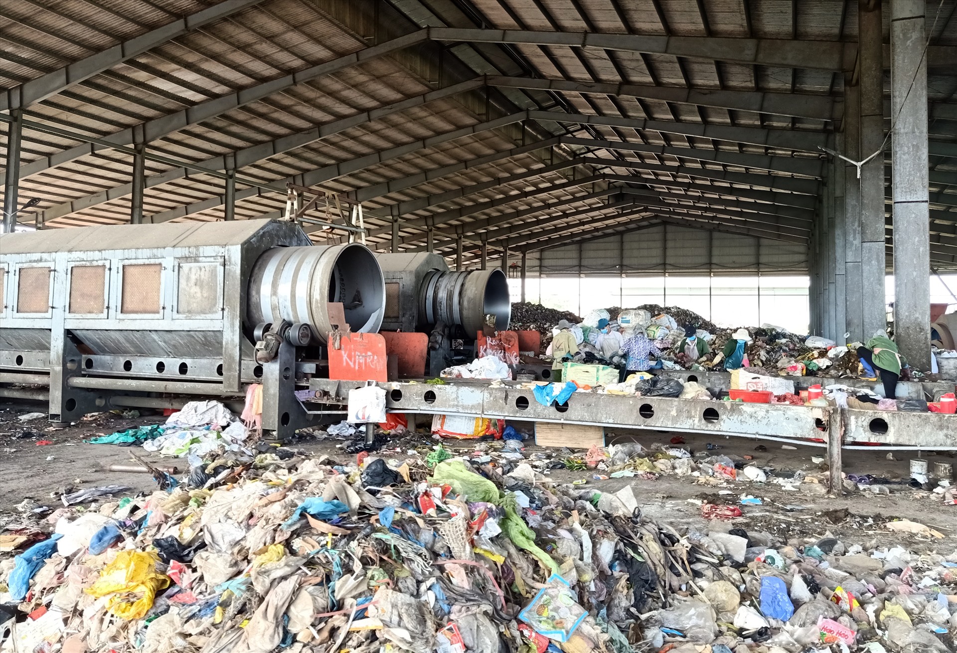 Đến nay, Dự án Nhà máy xử lý chất thải rắn sinh hoạt tỉnh Trà Vinh vẫn còn ngỗn ngang, chưa thể đi vào hoạt động. Ảnh: P.V.