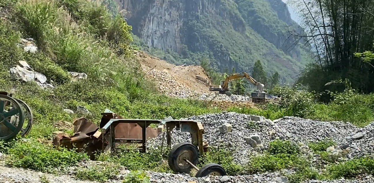 Tình trạng khai thác đá, tàn phá cảnh quan Công viên Địa chất Toàn cầu, gây bức xúc dư luận ở thị trấn Yên Minh, huyện Yên Minh, tỉnh Hà Giang. Ảnh chụp màn hình