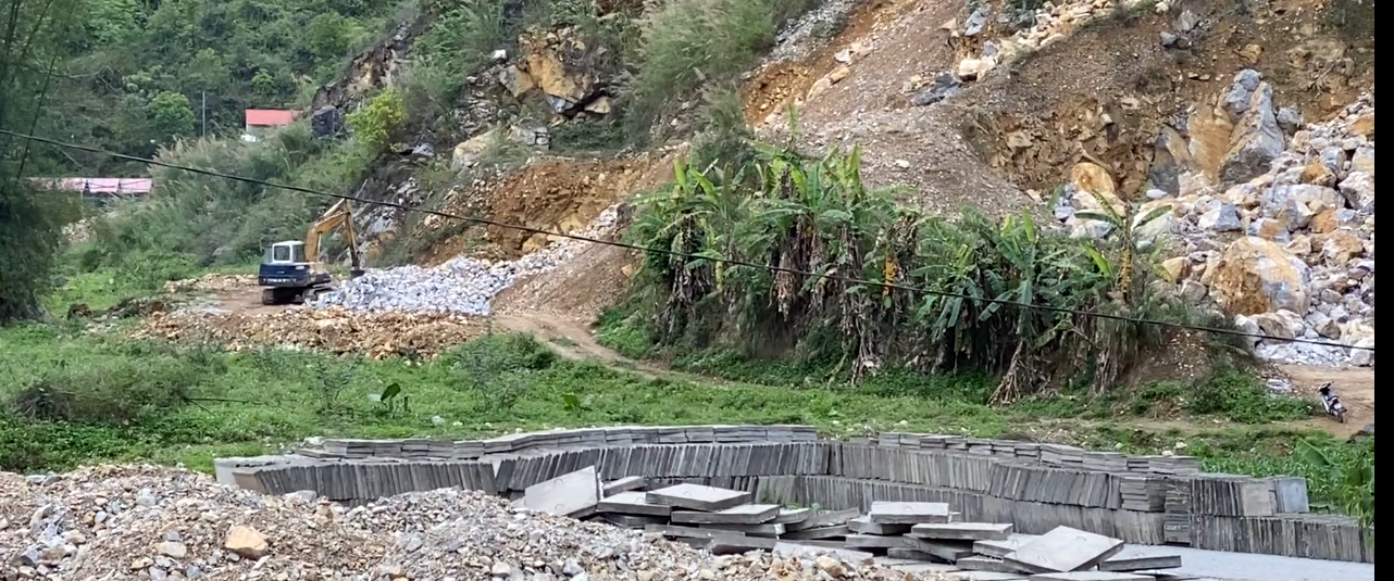 Tình trạng khai thác đá, tàn phá cảnh quan Công viên Địa chất Toàn cầu, gây bức xúc dư luận ở thị trấn Yên Minh, huyện Yên Minh, tỉnh Hà Giang. Ảnh chụp màn hình