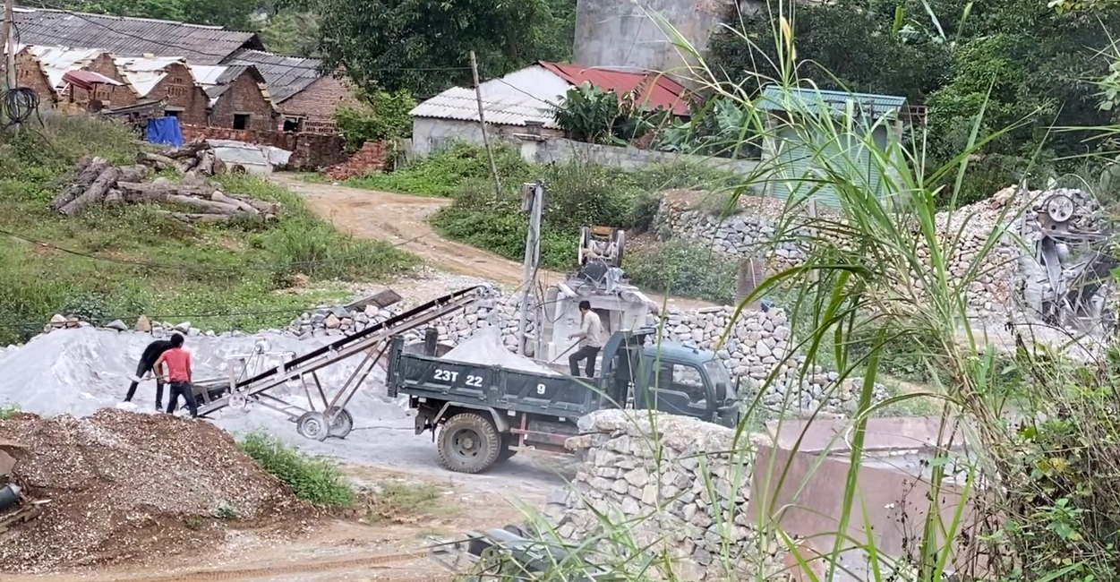 Tình trạng khai thác đá, tàn phá cảnh quan Công viên Địa chất Toàn cầu, gây bức xúc dư luận ở thị trấn Yên Minh, huyện Yên Minh, tỉnh Hà Giang. Ảnh chụp màn hình