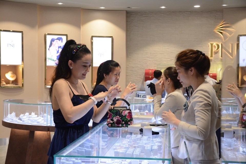 PNJ thu hút khách hàng bởi sự đa dạng và tinh tế trong từng món trang sức. PNJ thu hút khách hàng bởi sự đa dạng và tinh tế trong từng món trang sức.