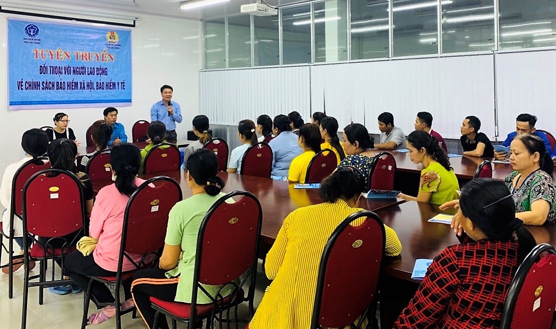 Quang cảnh buổi đối thoại, tuyên truyền tại Công ty TNHH Khánh Sủng (huyện Mỹ Xuyên). Ảnh: Trường Khoa