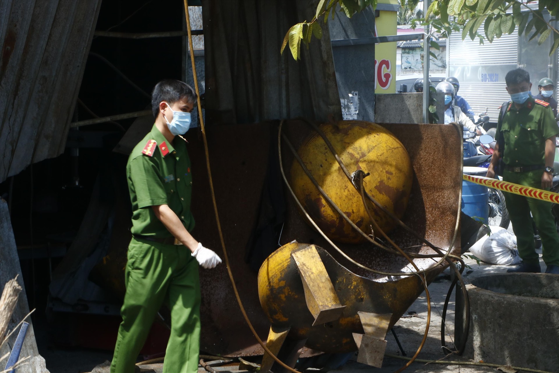 Công an khám nghiệm hiện trường. Ảnh: Dương Bình