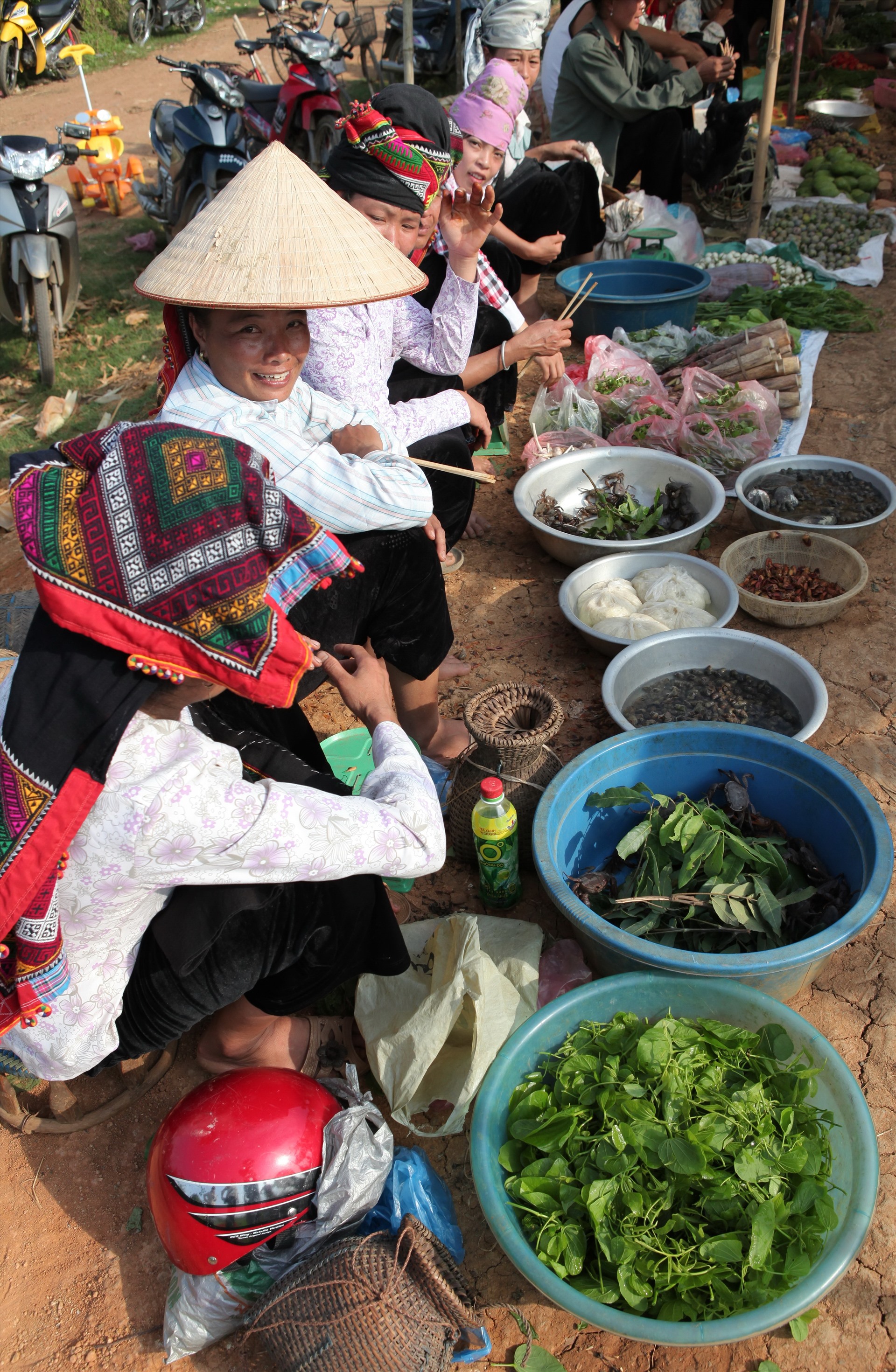 Những phụ nữ bán sản vật của rừng tại chợ Nà Si rất thân thiện với khách phương xa.