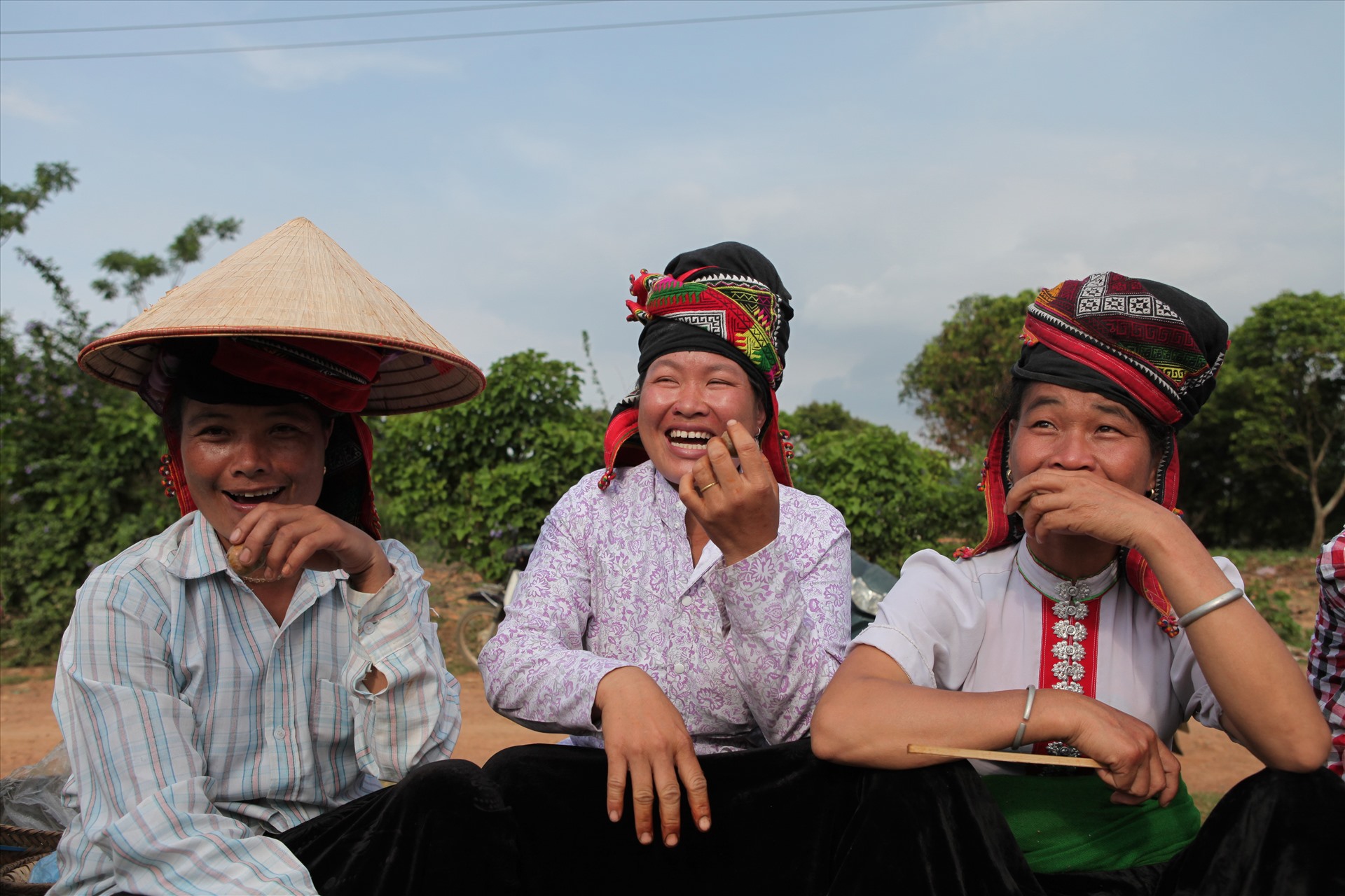 Đến chợ Nà Si, du khách không chỉ được tìm hiểu các loại côn trùng, gia vị là ẩm thực độc đáo của vùng Mai Sơn mà còn khám phá vẻ đẹp của những người phụ nữ Thái đen trong trang phục áo cóm, khăm piêu truyền thống.