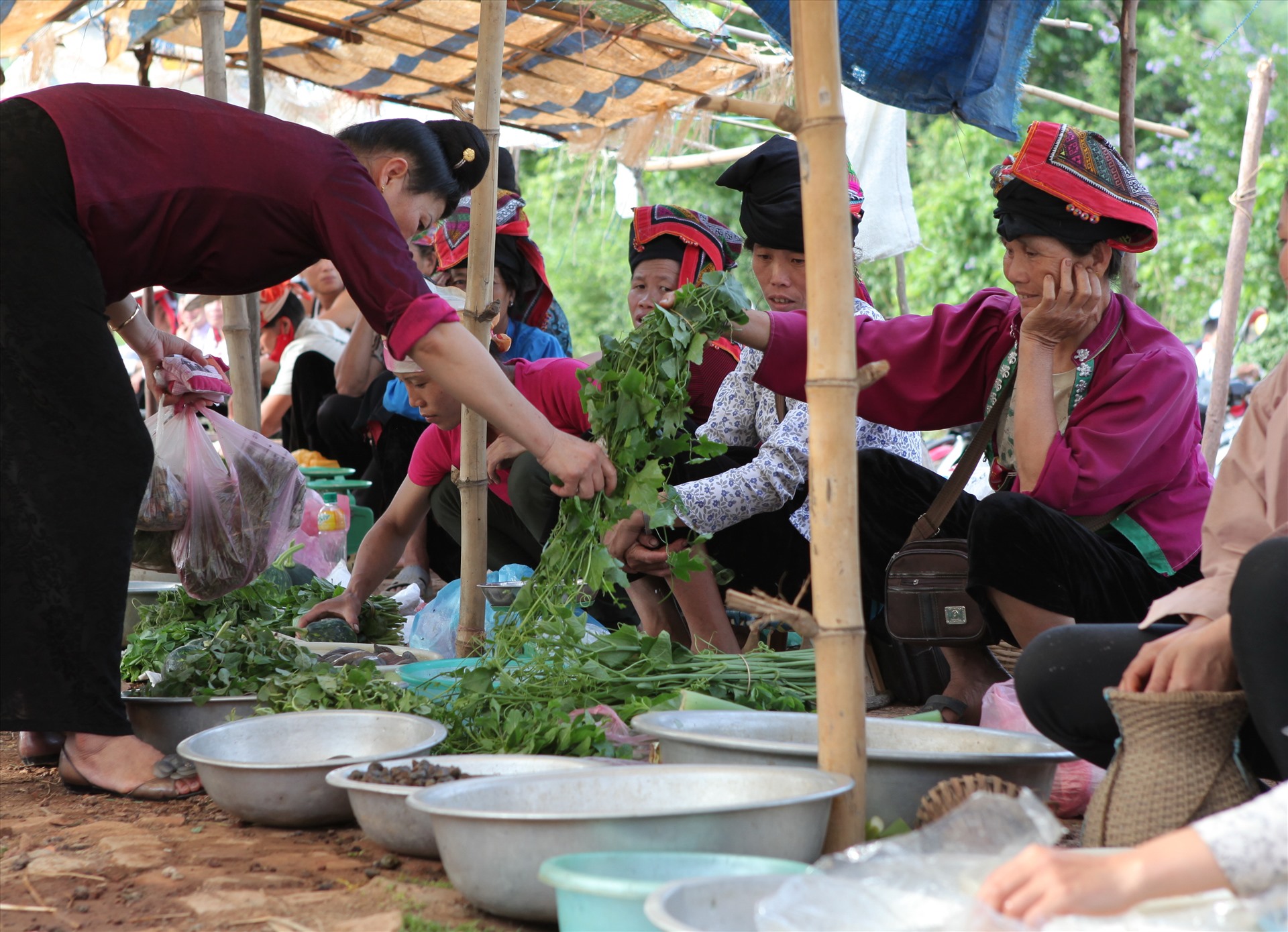 Người trong vùng đi chợ Nà Si mua mớ lá chua về nấu canh.