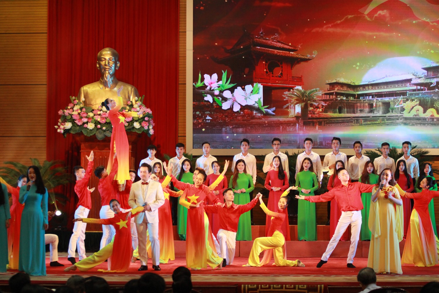 Tiết mục văn nghệ trong chương trình. Ảnh T.Vương