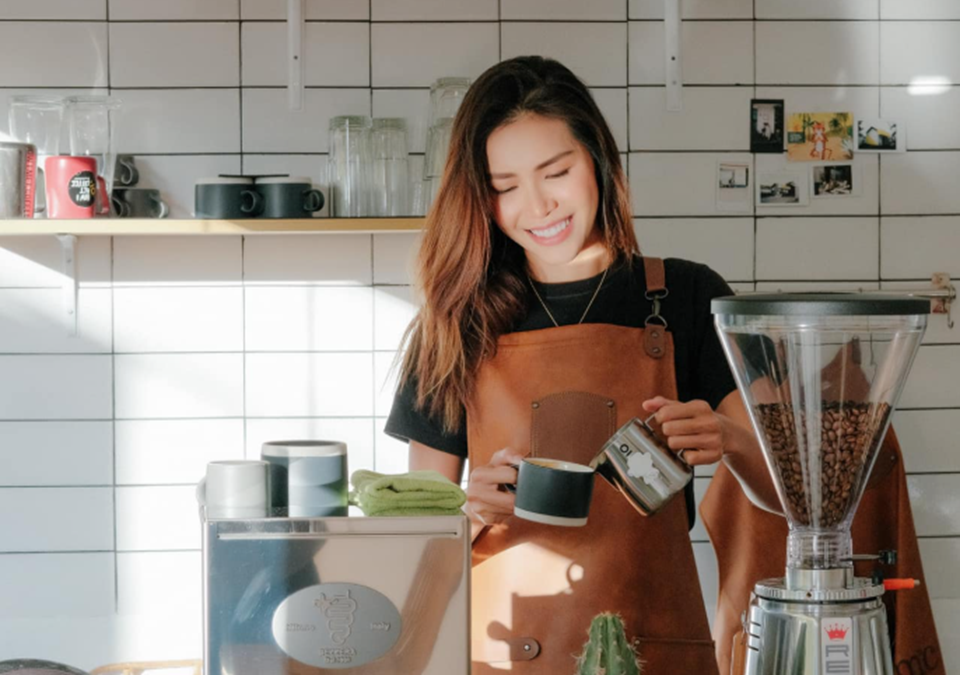 Siêu mẫu Minh Tú học pha cafe khi mắc kẹt tại Bali. Ảnh: Minh Tú. Siêu mẫu Minh Tú học pha cafe khi mắc kẹt tại Bali. Ảnh: Minh Tú.