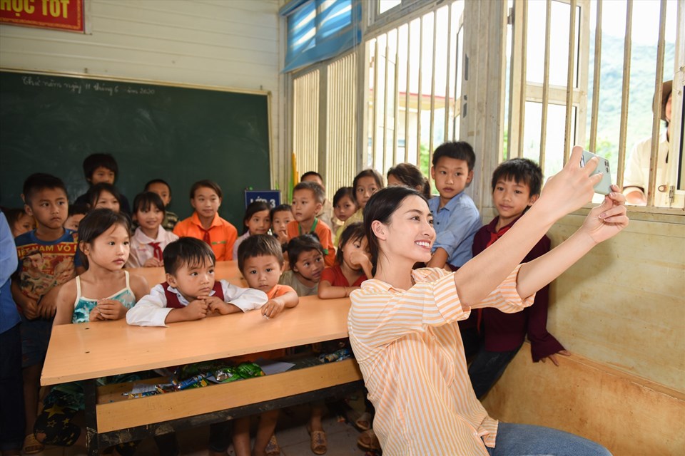 Người đẹp ăn vận giản dị, trở lại Cao Bằng để làm từ thiện. Ảnh:NSCC Người đẹp ăn vận giản dị, trở lại Cao Bằng để làm từ thiện. Ảnh:NSCC