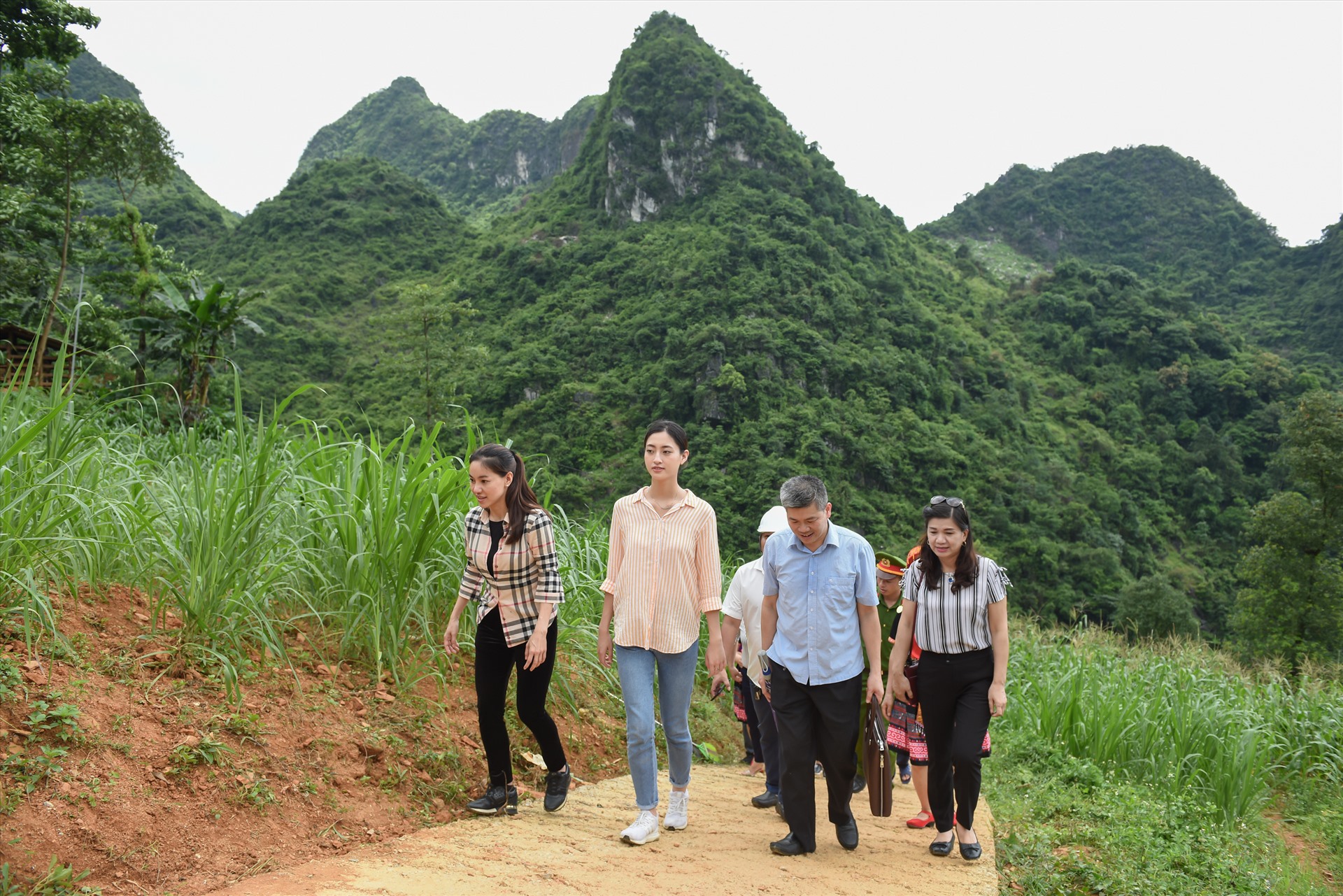 Cô dành thời gian nô đùa với trẻ em. Ảnh:NSCC
