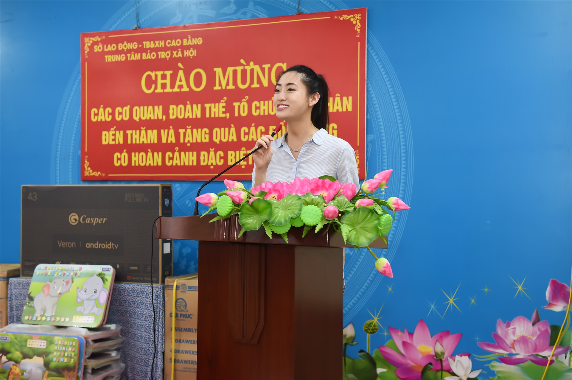 Lương Thùy Linh khánh thành cây cầu 2 tỉ cho trẻ nghèo. Ảnh:NSCC