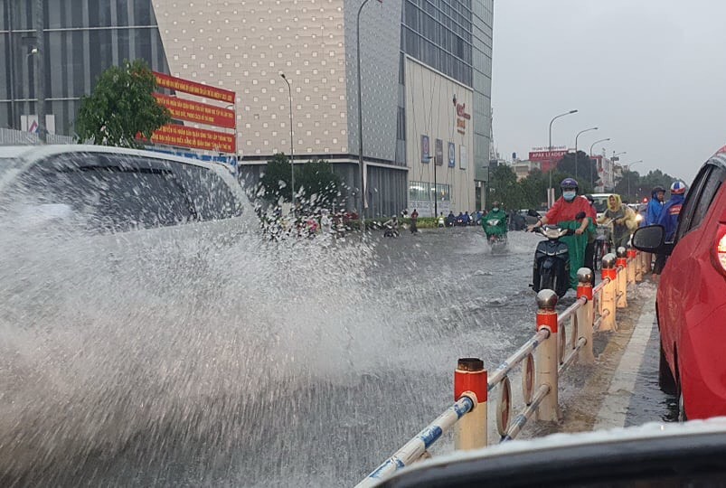 Xe chết máy phải dẫn bộ trên đường Tên Lửa (quận Bình Tân). Ảnh: Hữu Hậu