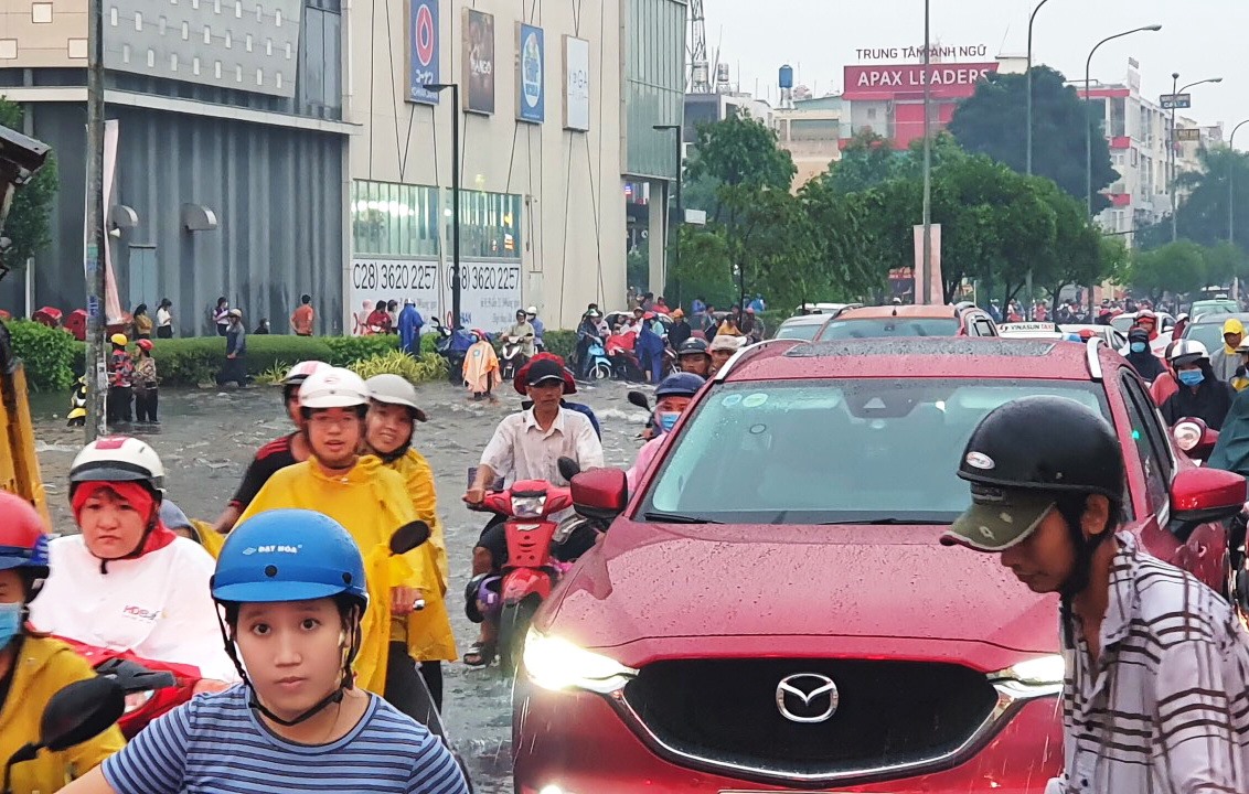 Nước ngập trên đường Tên Lửa (quận Bình Tân). Ảnh: Hữu Hậu