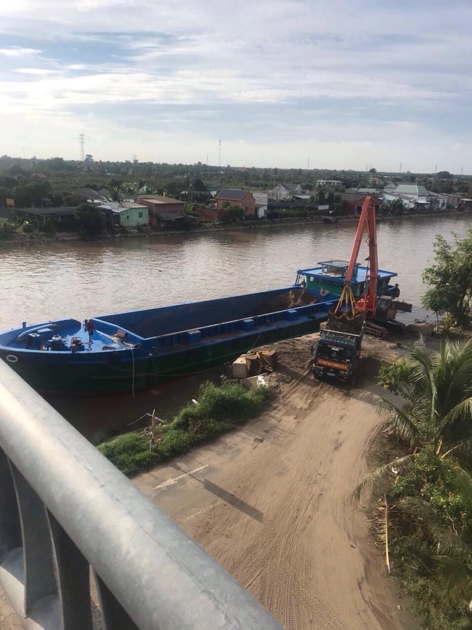Bãi tập kết mua bán vật tư trên
