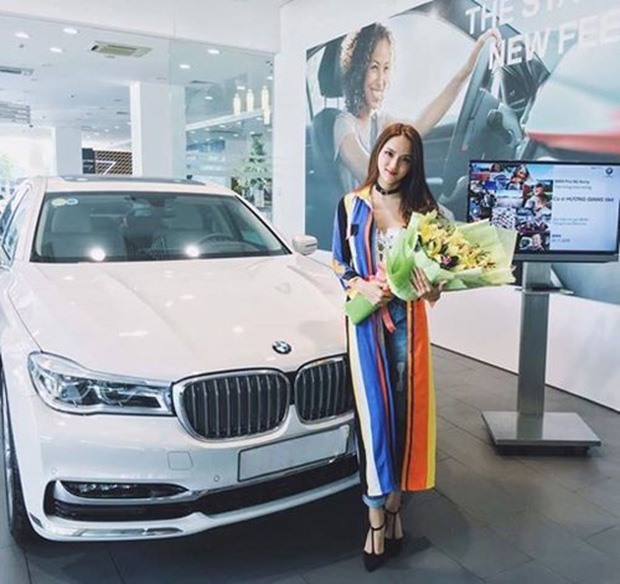 Trước đó, Hương Giang từng gây xôn xao khi liền một lúc mua 2 xe sang bạc tỉ với tổng giá trị lên đến 6 tỷ đồng. Ảnh:NV