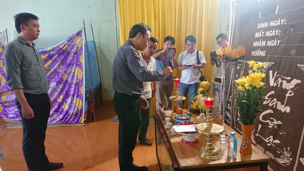 Nhiều lãnh đạo các cơ quan, đơn vị địa phương và trung ương đến dâng hương tại gia đình các nạn nhân sau vụ tai nạn giao thông.