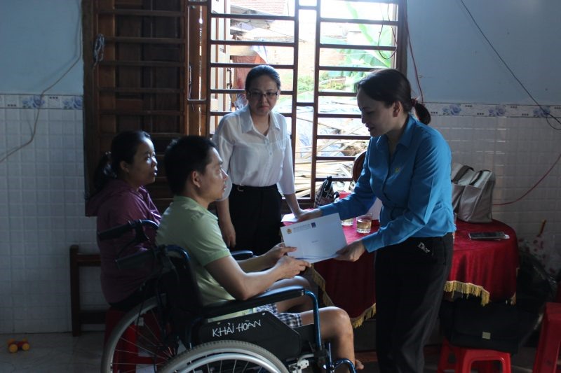 Đồng chí Nghiêm Thuỳ Lan trao hỗ trợ cho anh Nguyễn Văn Việt công nhân xưởng TBT thuộc nhà máy chế tạo công ty Công nghiệp Tàu thủy Dung Quất. Ảnh: D.Khí