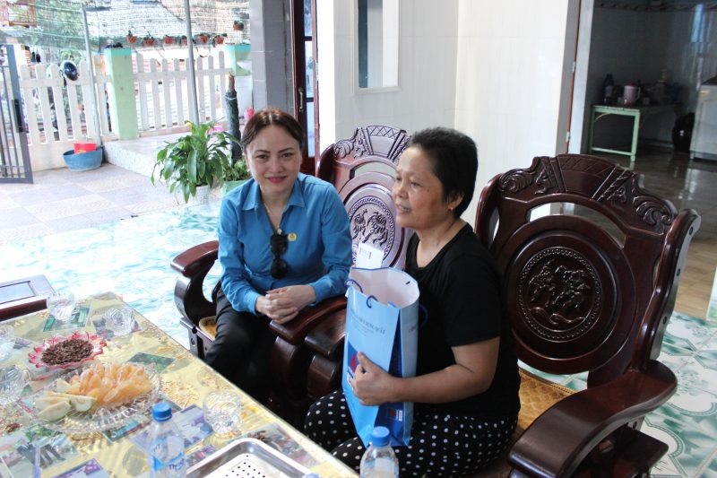 Đồng chí Nghiêm Thuỳ Lan thăm hỏi chị Tô Thị Xuân Hồng, nhân viên Văn phòng Công ty Công nghiệp Tàu thủy Dung Quất. Ảnh:D.Khí