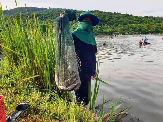 Người này đã bắt được khá nhiều cá. Ảnh: TT.
