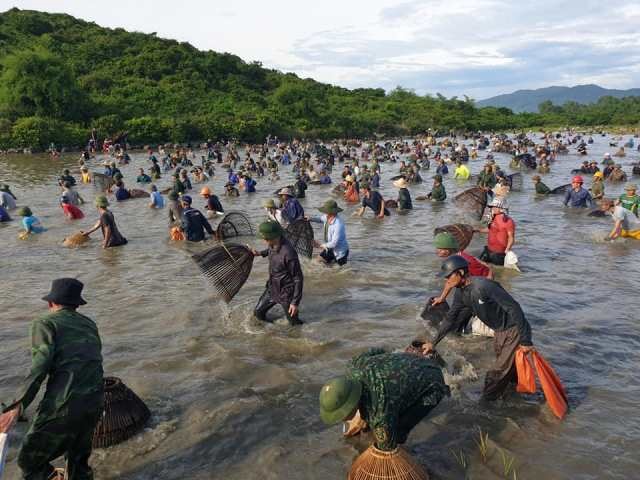 Mực nước ngang đầu gối khá thuận lợi cho việc dùng nơm bắt cá