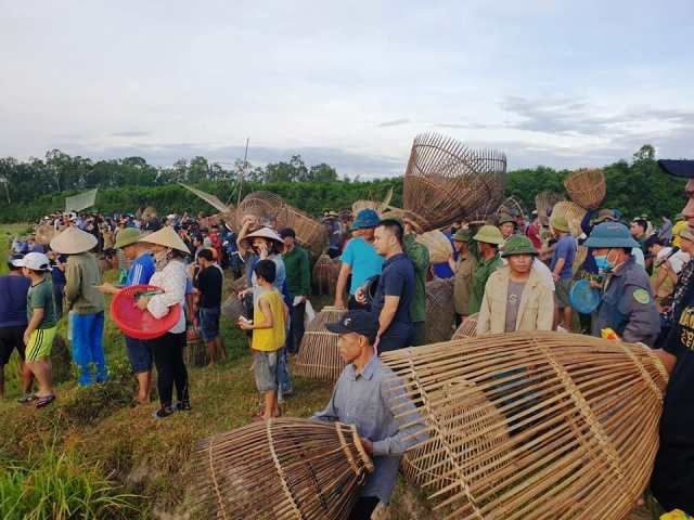 Chuẩn bị đồ nghề để bắt cá