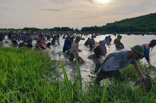 Hàng trăm người tìm vận may với cá