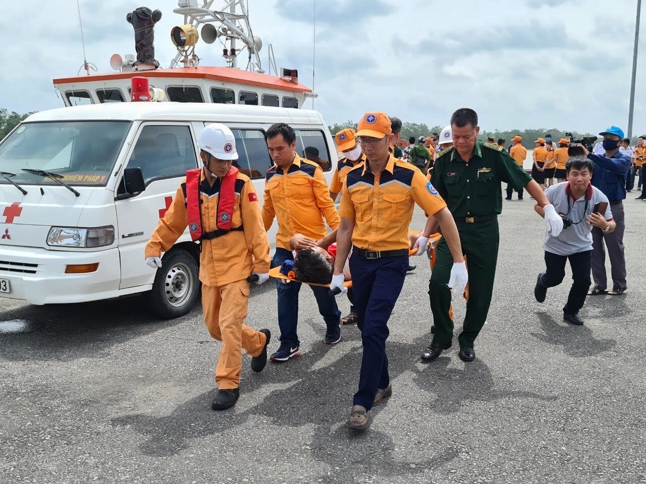 Lực lượng cứu hộ tìm thấy thi thể các nạn nhân vào sáng nay 14.6. Ảnh CTV