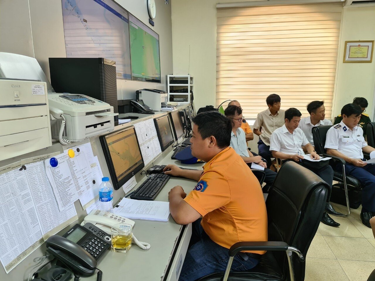Các lực lượng họp bàn phương án tìm kiếm các nạn nhân vụ chìm tàu. Ảnh CTV