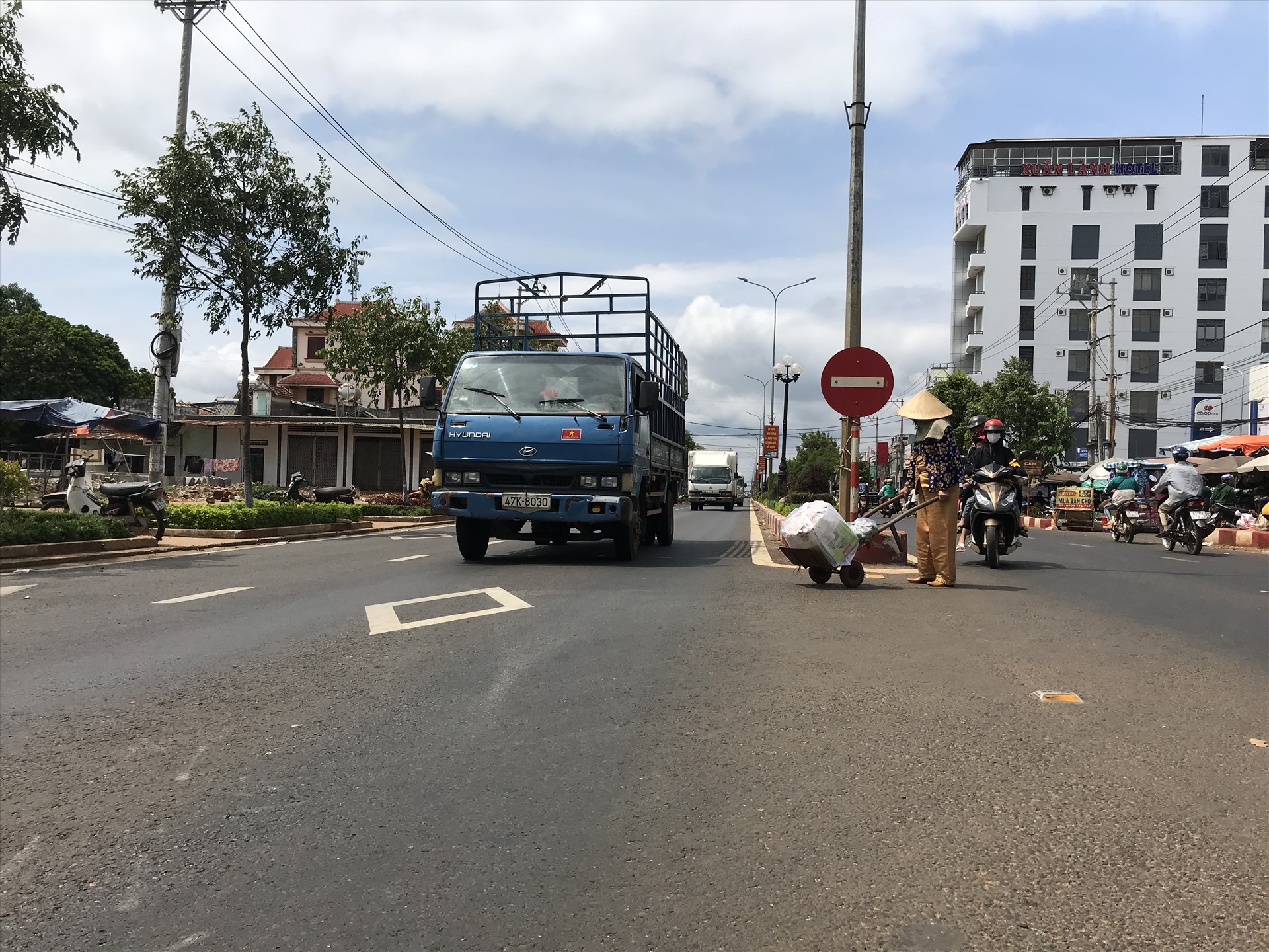 Trong giờ cao điểm, tuyến đường trên thường xuyên có xe tải, xe khách lưu thông với mật độ dày đặc. Ảnh: Quang Tuấn