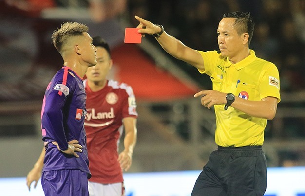 Trọng tài Nguyễn Văn Duẩn điều khiển trận derby Sài Gòn. Ảnh: PN