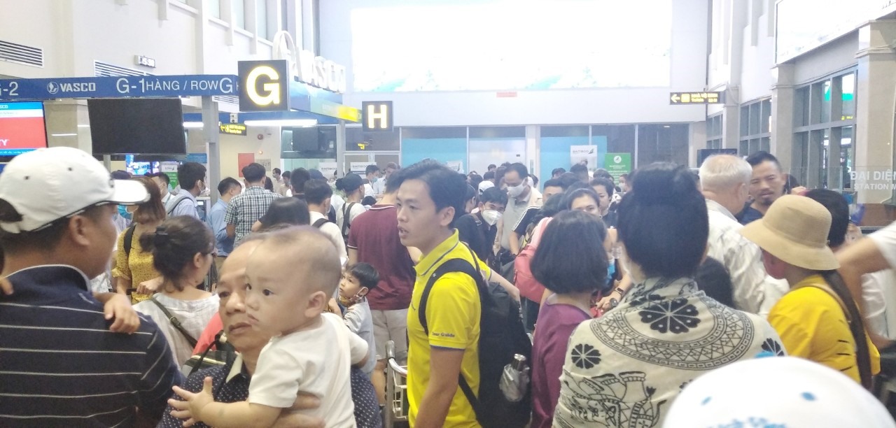 ác quầy làm thủ tục của các hãng Vietnam Airline, Vietjet Air... đều trong tình trạng quá tải, hành khách phải xếp thành hàng dài, nhiều lớp để chờ tới lượt. Ảnh: Chân Phúc
