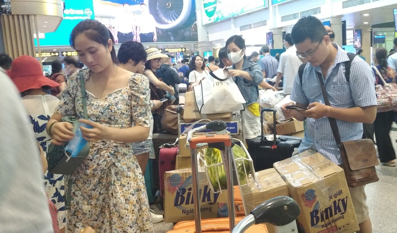 Nhiều người sốt ruột khi chờ ở quầy xuất vé. Ảnh: Chân Phúc