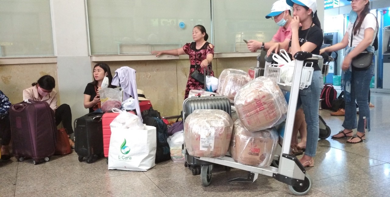 Ga quốc nội sân bay Tân Sơn Nhất đông nghịt khách đứng ngồi la liệt. Ảnh: Chân Phúc
