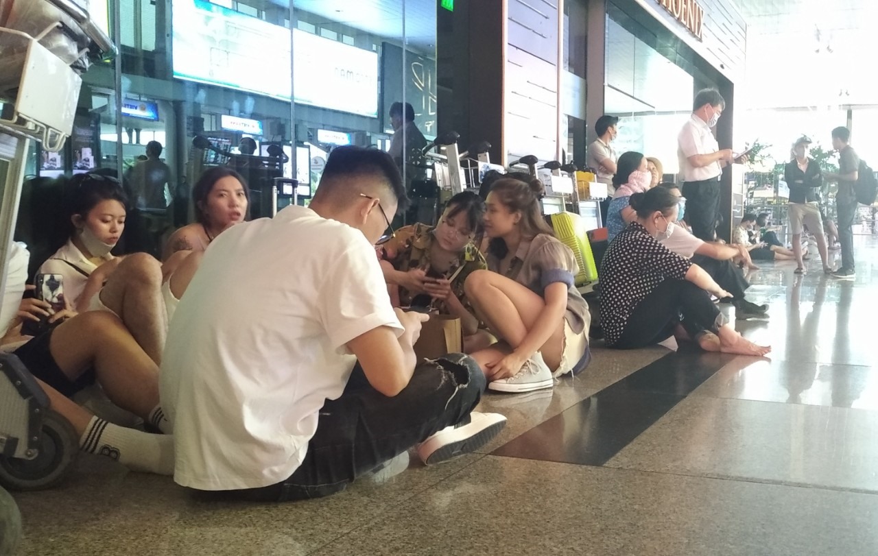 Ga quốc nội sân bay Tân Sơn Nhất đông nghịt khách đứng ngồi la liệt. Ảnh: Chân Phúc