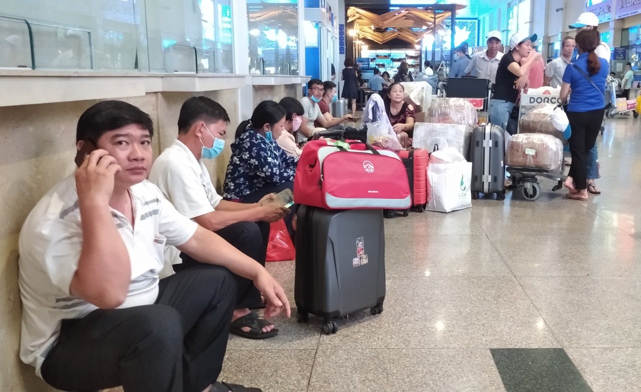 Ga quốc nội sân bay Tân Sơn Nhất đông nghịt khách đứng ngồi la liệt. Ảnh: Chân Phúc