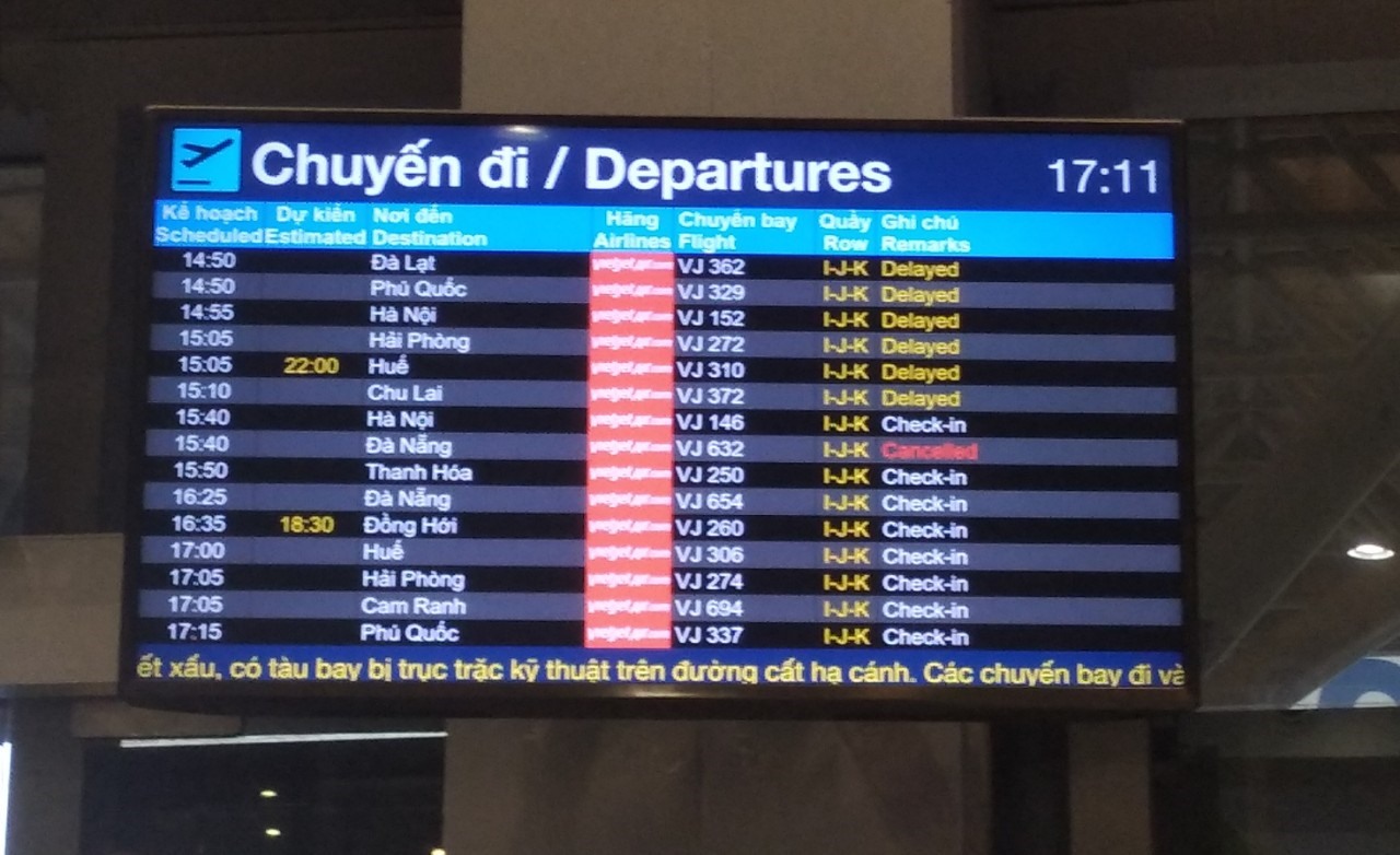 Bảng thông báo các chuyến bay check in trở lại tại sân bay Tân Sơn Nhất. Ảnh: Chân Phúc