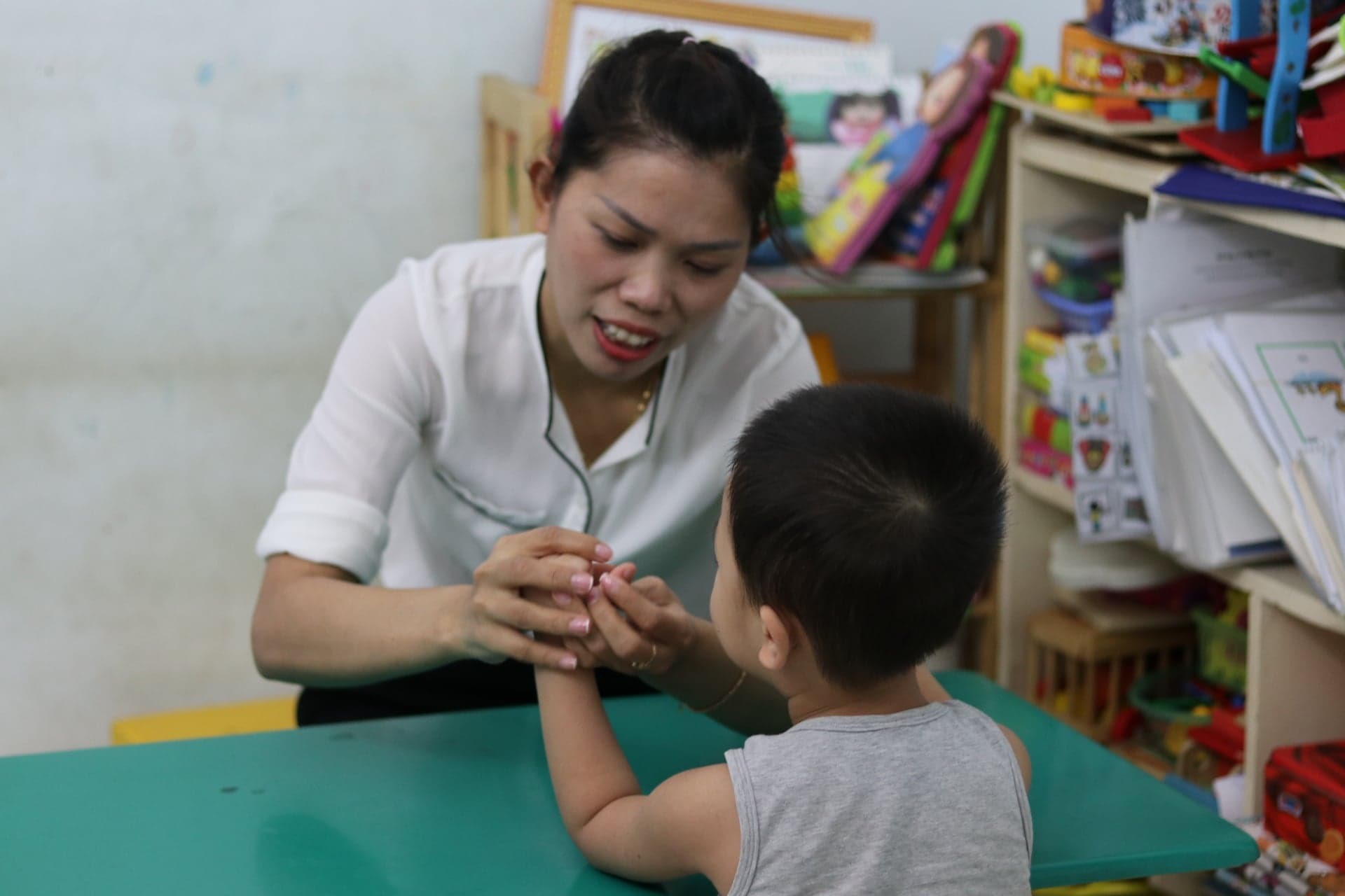 Chị Hà chăm chỉ đứng lớp, dạy học ở trung tâm. Ảnh: Lan Nhi