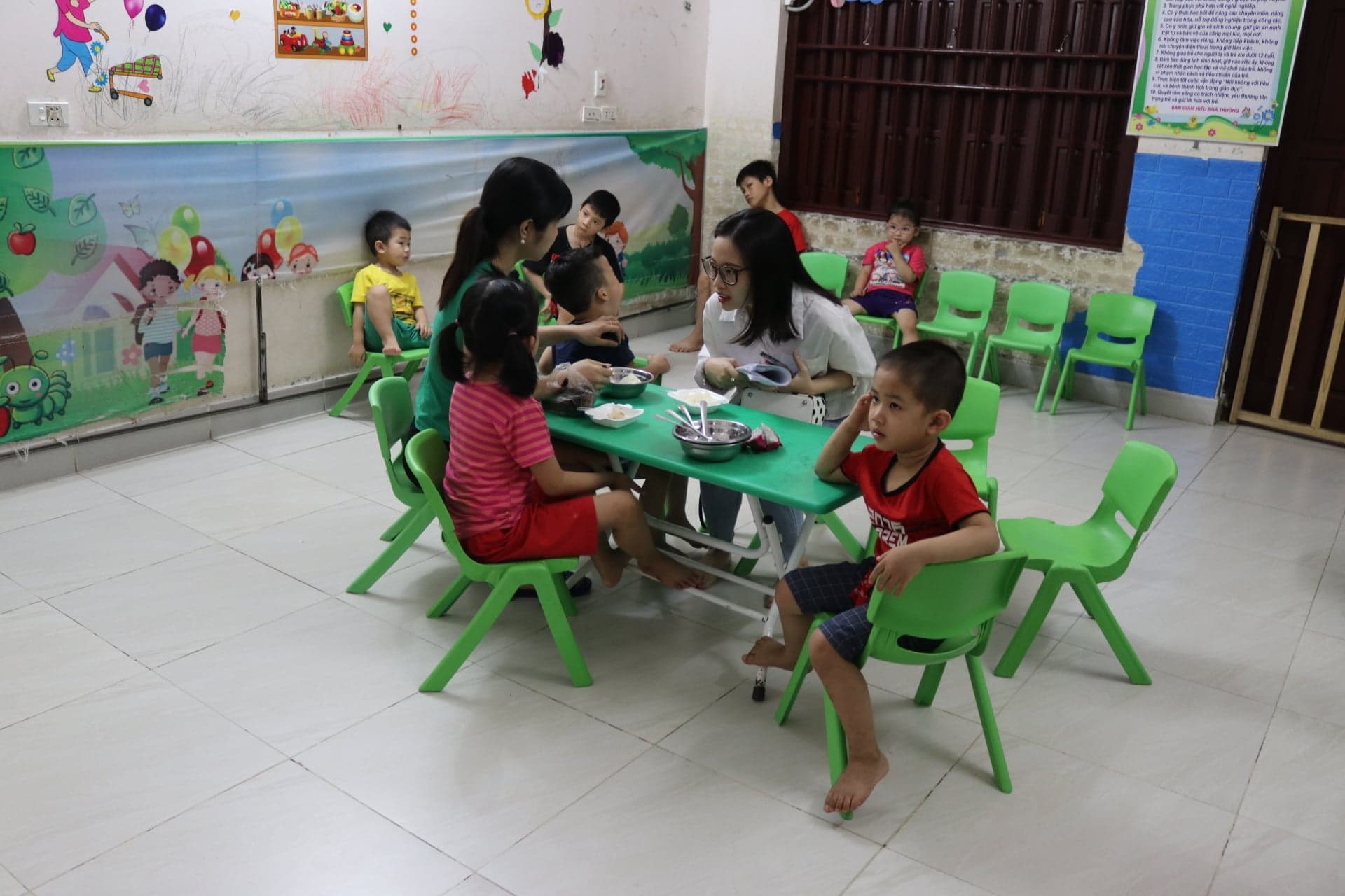 Trung tâm tạo đươc uy tín, ngày càng đông gia đình từ địa phương khác đến nhờ trông gửi. Ảnh: Lan Nhi