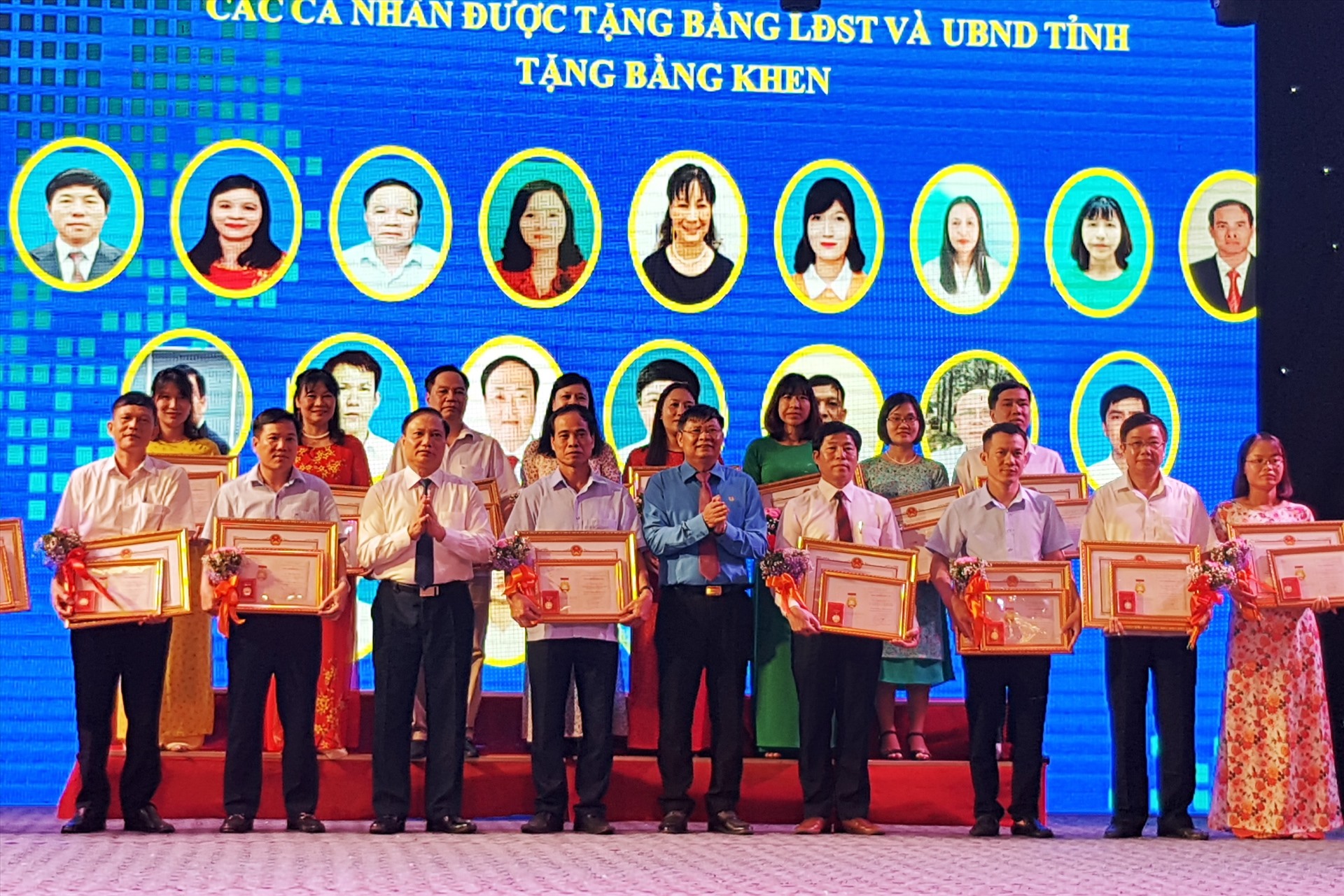 Đại diện lãnh đạo Tổng LĐLĐ Việt Nam và lãnh đạo tỉnh Ninh Bình tặng Bằng sáng tạo của Tổng LĐLĐ Việt Nam và Bằng khen của tỉnh Ninh Bình cho các cá nhân tiêu biểu. Ảnh: NT