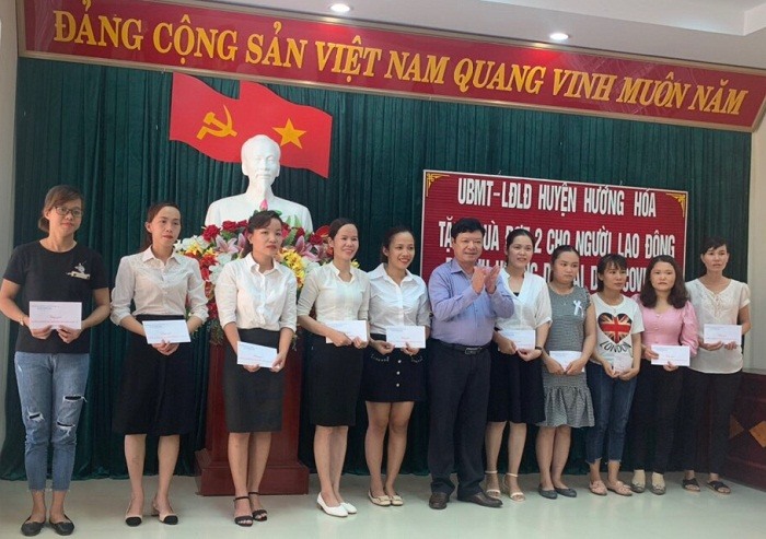 Ông Nguyễn Thái Học – Chủ tịch LĐLĐ huyện Hướng Hóa trao quà cho đoàn viên, người lao động bị ảnh hưởng nặng do dịch COVID-19. Ảnh: TH.