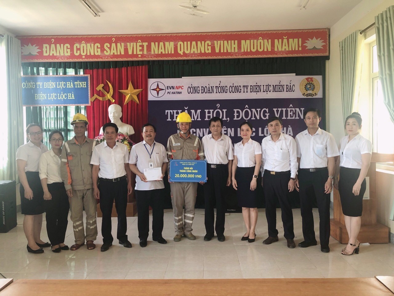 Công đoàn Tổng Công ty Điện lực miền Bắc tặng quà cho đoàn viên Công đoàn Điện lực Lộc Hà. Ảnh: Tiến Long - Quỳnh Trâm