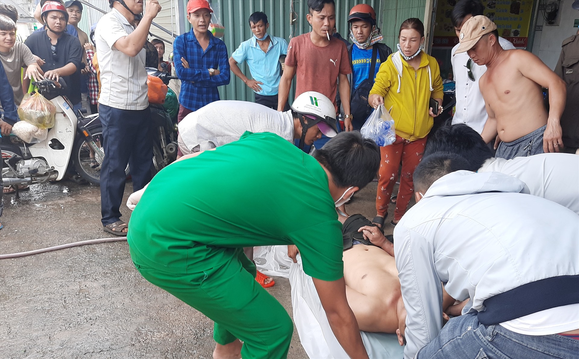 Người dân hỗ trợ đưa nạn nhân đi cấp cứu. Ảnh: Đình Trọng