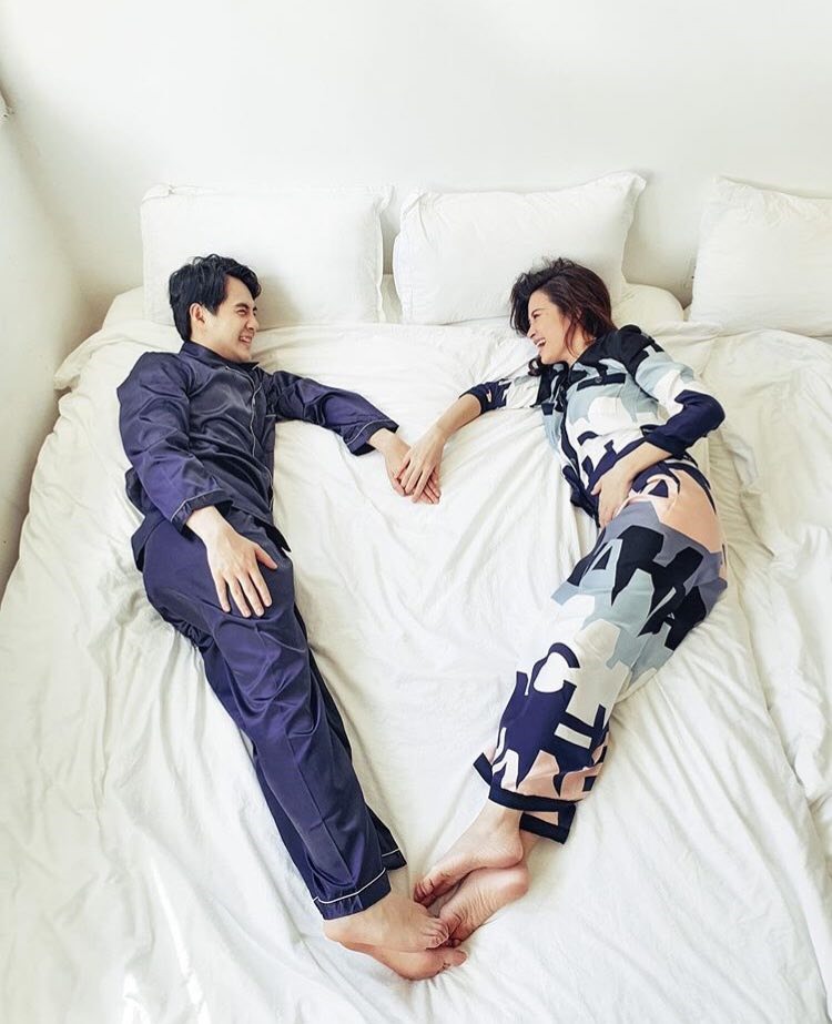 Thời trang mặc bầu ở nhà của cô và chồng. Ảnh: Instagram nhân vật