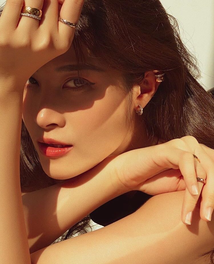Dù mang thai nhưng ca sĩ Đông Nhi vẫn giữ được nét đẹp góc cạnh. Ảnh: Instagram nhân vật